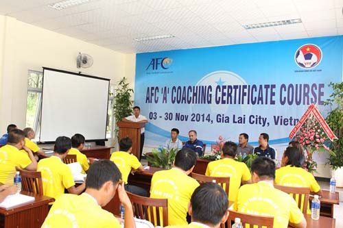 Chùm ảnh: HLV Graechen cắp sách đi học bằng A chuẩn bị cho V.League 2015 - 8