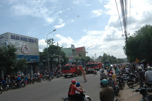 Cháy sát ngân hàng, nhân viên ngân hàng bỏ chạy - 2