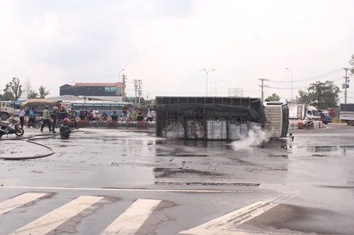 Xe tải lật, hàng ngàn lit axít đổ tràn, khói nghi ngút - 2