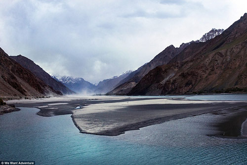 Cặp vợ chồng "phượt" qua 16 quốc gia bằng xe máy - 2