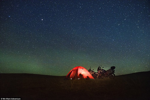 Cặp vợ chồng "phượt" qua 16 quốc gia bằng xe máy - 3