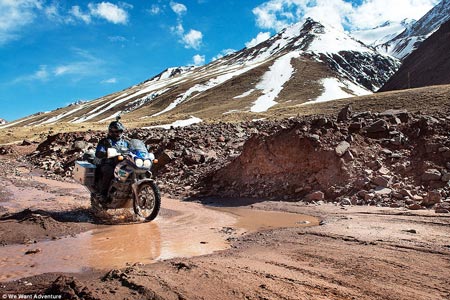 Cặp vợ chồng "phượt" qua 16 quốc gia bằng xe máy - 12