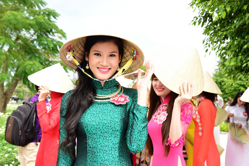 Thí sinh Hoa hậu VN mỹ miều khoe sắc với áo dài - 1