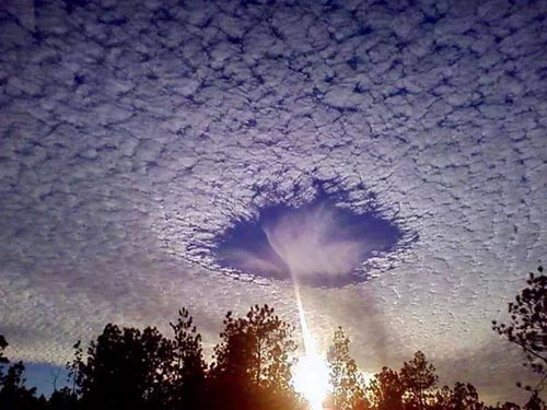 Lý giải hiện tượng “hố xanh” kỳ lạ trên bầu trời Cao Bằng - 1
