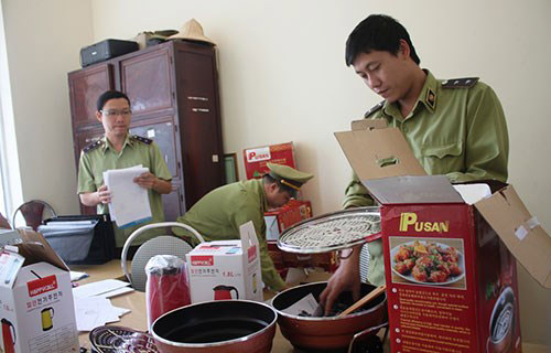 Bắt giữ nhiều chảo lậu, ấm siêu tốc không rõ nguồn gốc - 1