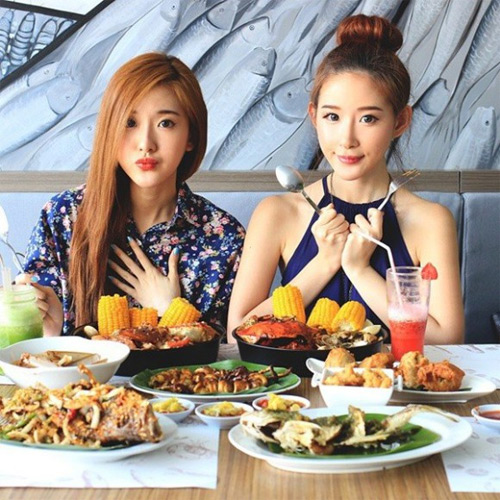 Cặp chị em song sinh gây sốt vì xinh đẹp, sành điệu - 2