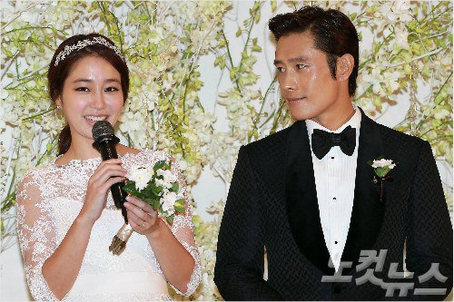 Sau scandal, vợ chồng Lee Byung Hun lại yêu thắm thiết - 1