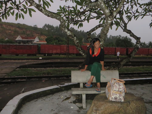 Nghệ An: Một phụ nữ leo lên nóc tàu hỏa đang chạy - 1