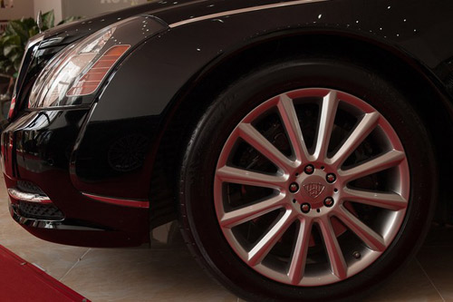 Khám phá Maybach 62S của bố chồng Hà Tăng - 10