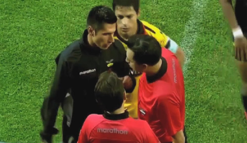Trọng tài bị dọa đánh vì đuổi 2 thủ môn của Barca - 1