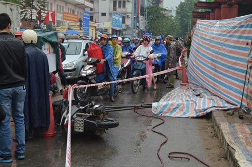 Rơi thép ở đường sắt trên cao HN, người đi đường tử nạn - 3