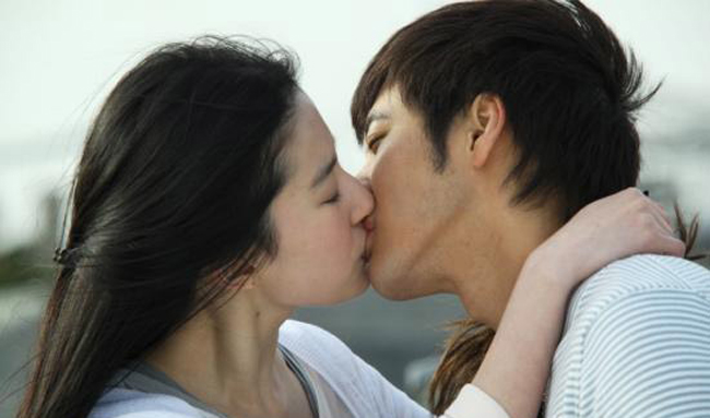 Nụ hôn của Lưu Diệc Phi và mỹ nam Vương Lực Hoành trong Thông cáo tình yêu (Love In Disguise)


