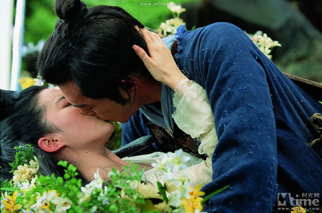 Nụ hôn giữa nàng Nhiếp Tiểu Thiện (Lưu Diệc Phi) và anh chàng Yến Xích Hà (Cổ Thiên Lạc) trong Thiện nữ u hồn 2011.


