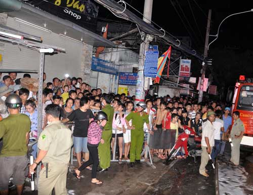 Cháy lớn ở TPHCM, 5 ngôi nhà bị ảnh hưởng - 3