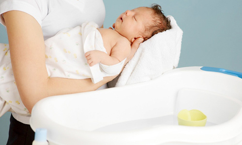 Tắm cho trẻ sơ sinh trong mùa đông: Lưu ý cần nhớ - 1