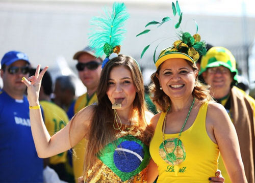 Vẻ đẹp fan nữ Brazil & Chile, ai quyến rũ hơn? - 1