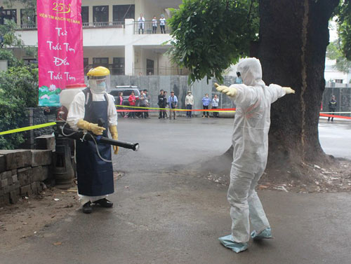 Xem diễn tập tiếp nhận người nghi nhiễm Ebola ở HN - 5