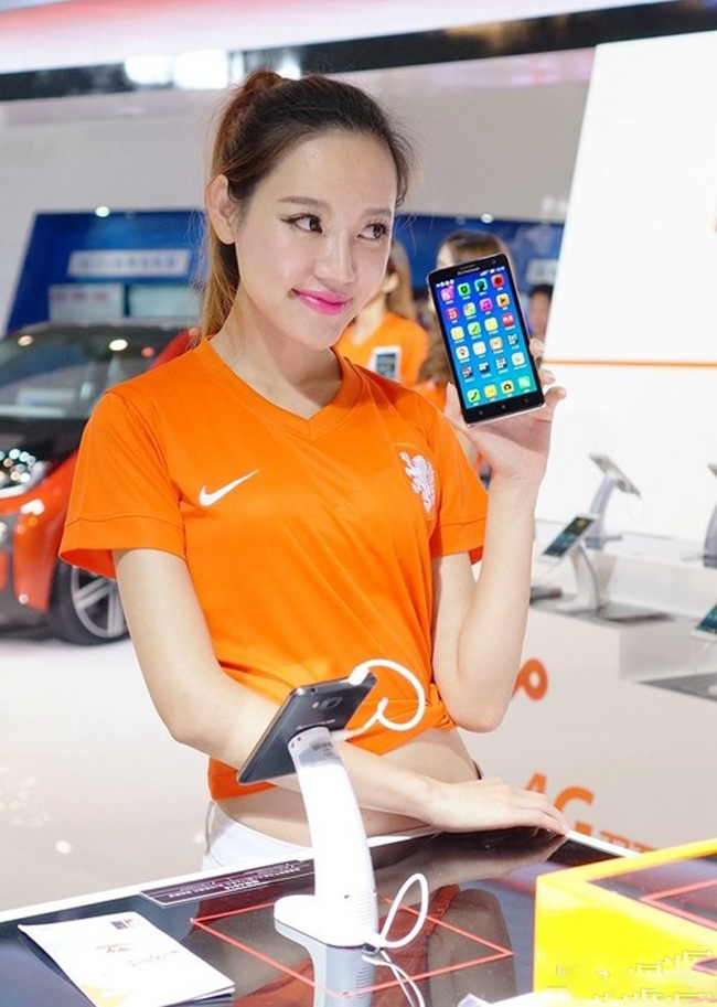 Nở nụ cười tươi bên chiếc smartphone mới ra mắt
