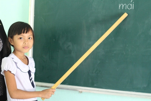 Cô bé lớp 3 có 2 năm làm... giáo viên ở Quảng Nam - 1
