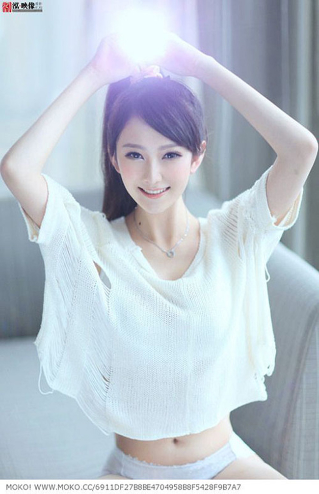 Thạch Nghi Khả sinh năm 1991 tại Cát Lâm, Trung Quốc. 
