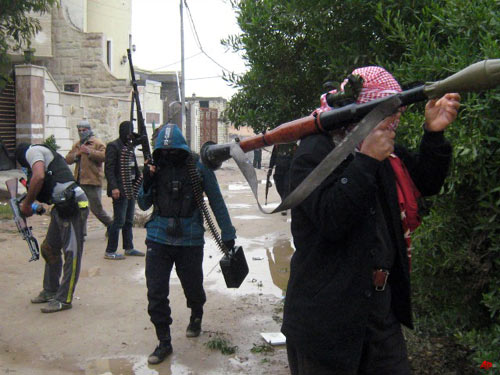 Mỹ đang sát cánh cùng 5 nhóm khủng bố chống lại IS - 1