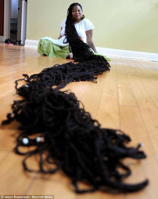 Mái tóc dài nhất thế giới được ghi vào kỷ lục Guinness Thế giới thuộc về cô Asha Mandela, sống tại Atlanta, bang Georgia, Mỹ.




