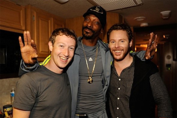 Mark Zuckerberg chụp ảnh cùng một rapper nổi tiếng.
