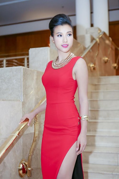 Bạn gái Huỳnh Anh nổi bật với váy cắt xẻ gợi cảm - 1