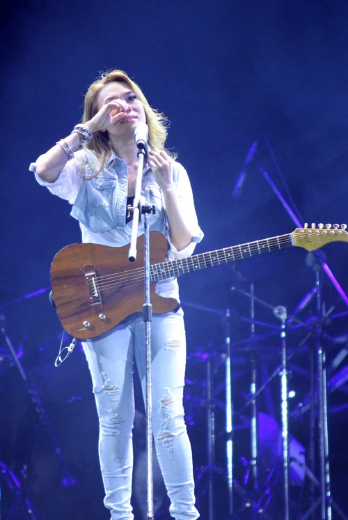 Mỹ Tâm bật khóc nhiều lần trong liveshow vì fan - 13