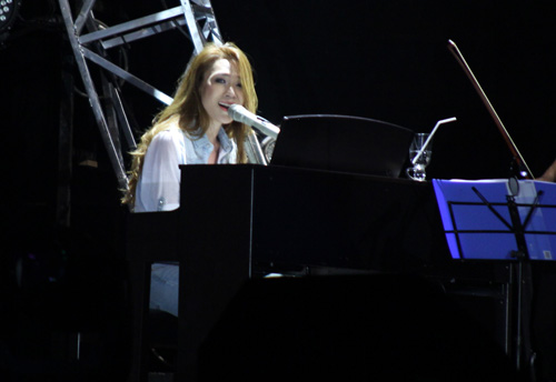 Mỹ Tâm bật khóc nhiều lần trong liveshow vì fan - 15