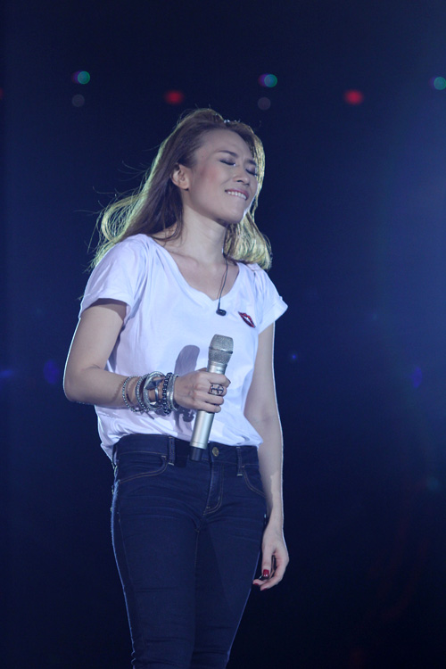 Mỹ Tâm bật khóc nhiều lần trong liveshow vì fan - 4