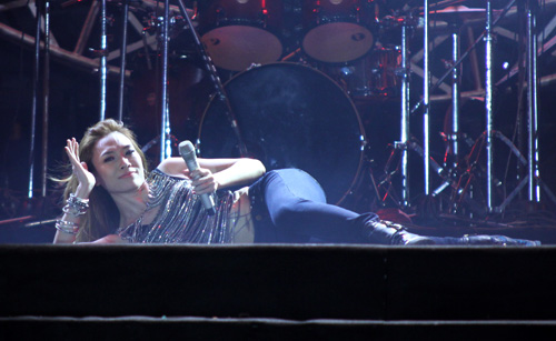 Mỹ Tâm bật khóc nhiều lần trong liveshow vì fan - 5