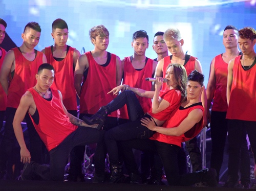 Mỹ Tâm bật khóc nhiều lần trong liveshow vì fan - 8