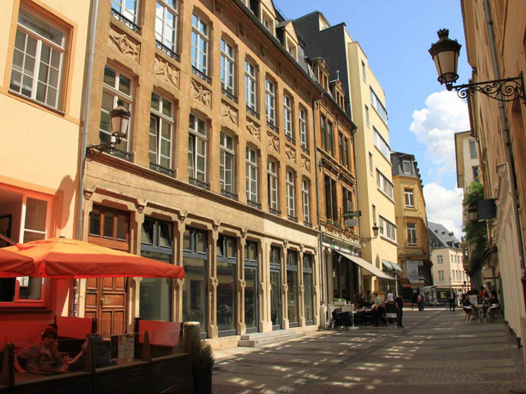 10. Luxembourg

Chỉ số hạnh phúc của Luxembourg cao ngất ngưởng (8.9 điểm), y tế đạt 8.5 điểm và chất lượng cuộc sống đạt 8 điểm. Nền kinh tế đang gặp khó khăn khiến quốc gia này bị kéo từ vị trí thứ 3 trong năm 2013 xuống vị trí thứ 10 trong năm nay và tài chính của Luxembourg cũng chỉ đạt 5.9 điểm.
