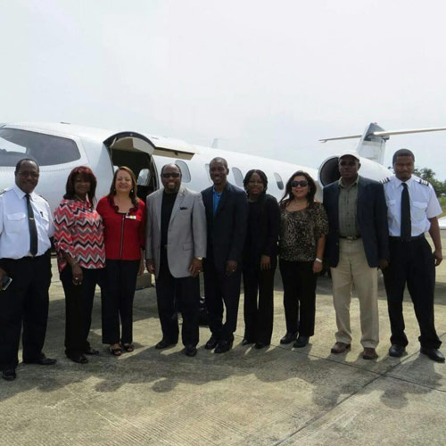 Bahamas: Máy bay đâm cần cẩu, vợ chồng mục sư tử nạn - 1