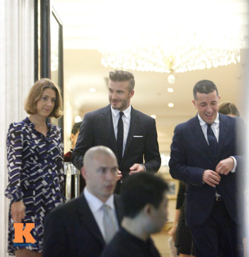 Beckham "lịch lãm" trong vòng vây fan Hà Nội - 12