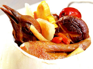 Bổ sung năng lượng với bồ câu tiềm thuốc bắc - 1