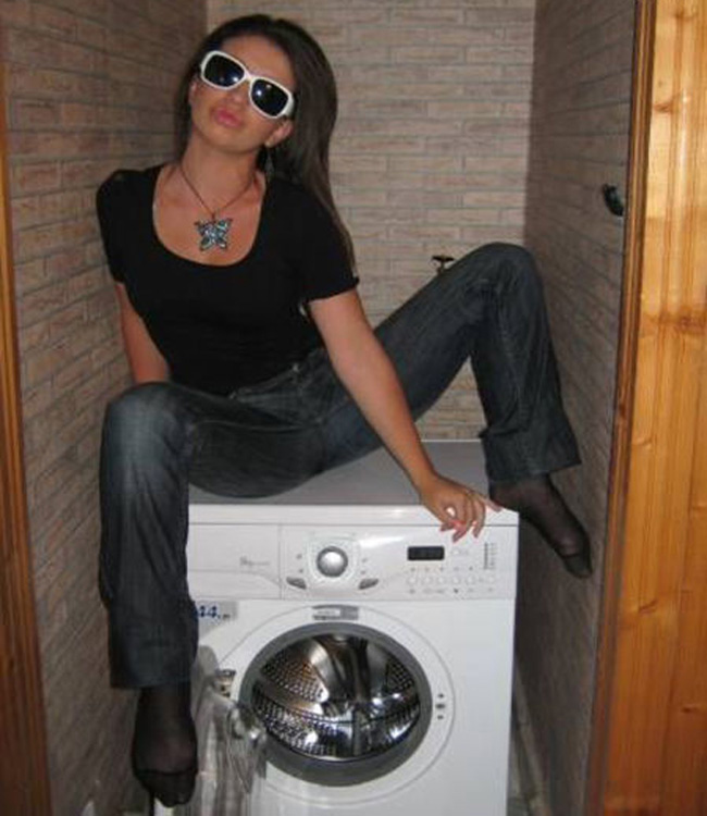 Cô gái chụp ảnh “tự sướng” với máy giặt

