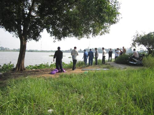 TPHCM: Vứt cần bỏ chạy vì phát hiện xác người trên sông - 1