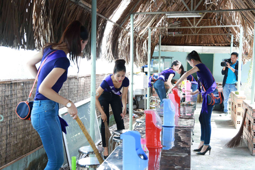 Thí sinh "lò luyện hoa hậu" đi giày cao gót bán cơm - 9