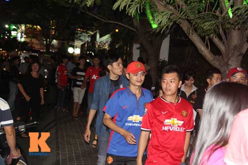 Không được gặp mặt Beckham, fan MU ở VN buồn rầu - 8