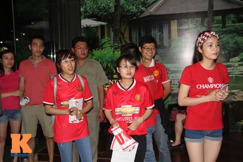 Không được gặp mặt Beckham, fan MU ở VN buồn rầu - 10