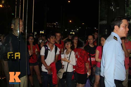 Không được gặp mặt Beckham, fan MU ở VN buồn rầu - 11