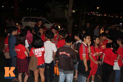 Không được gặp mặt Beckham, fan MU ở VN buồn rầu - 13