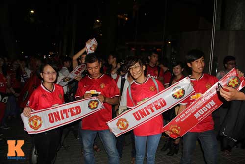 Không được gặp mặt Beckham, fan MU ở VN buồn rầu - 1