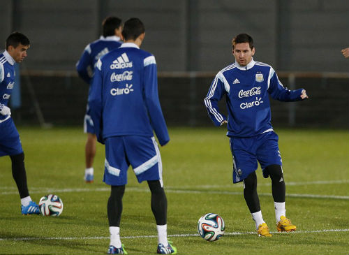 Trở lại đội tuyển, Tevez lên tiếng "nịnh" Messi - 3