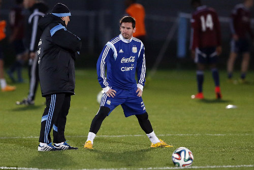 Trở lại đội tuyển, Tevez lên tiếng "nịnh" Messi - 5