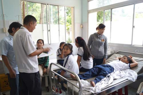 12 học sinh nhập viện sau khi tiêm vắc-xin - 1