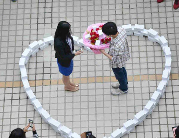 Những kiểu cầu hôn cực sốc tại Trung Quốc - 1
