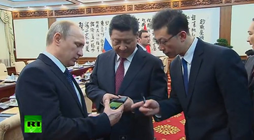Tổng thống Putin tặng Chủ tịch Tập Cận Bình smartphone 2 màn hình - 1